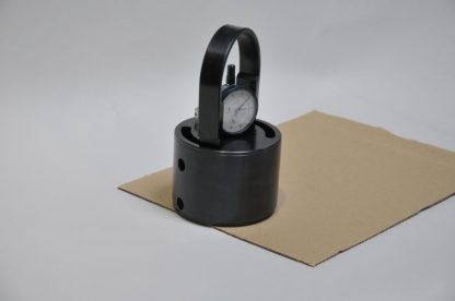 Micromètre différentiel portable posé sur carton